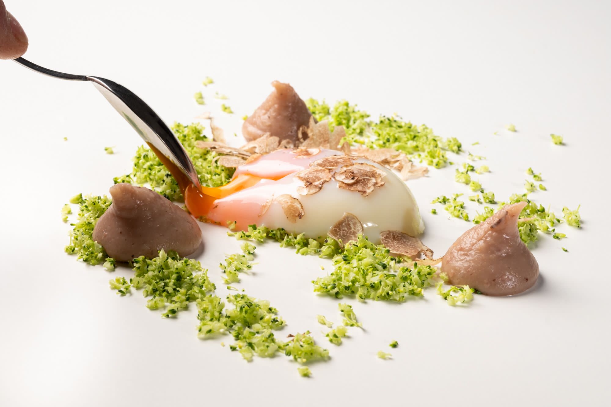Uovo coque con cous cous di broccoletti crema di castagne e tartufo bianco di Acqualagna. Di Roberto Dormicchi